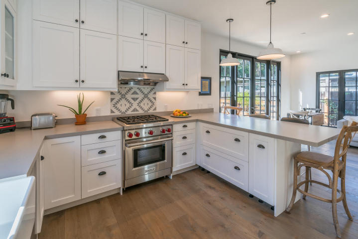 Sold! 2205 Oak Park Ln inception-app-prod/ZDI2NmFkNGQtMzNiNi00NTM3LTk5NjAtM2E0OWM3MWVjYmU4/content/2018/05/2205 Oak Park Ln Kitchen.jpg