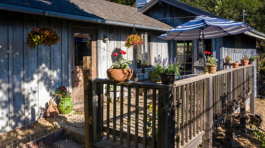 Sold! 1786 Las Canoas inception-app-prod/ZDI2NmFkNGQtMzNiNi00NTM3LTk5NjAtM2E0OWM3MWVjYmU4/content/2020/12/1786-las-canoas-front.jpg