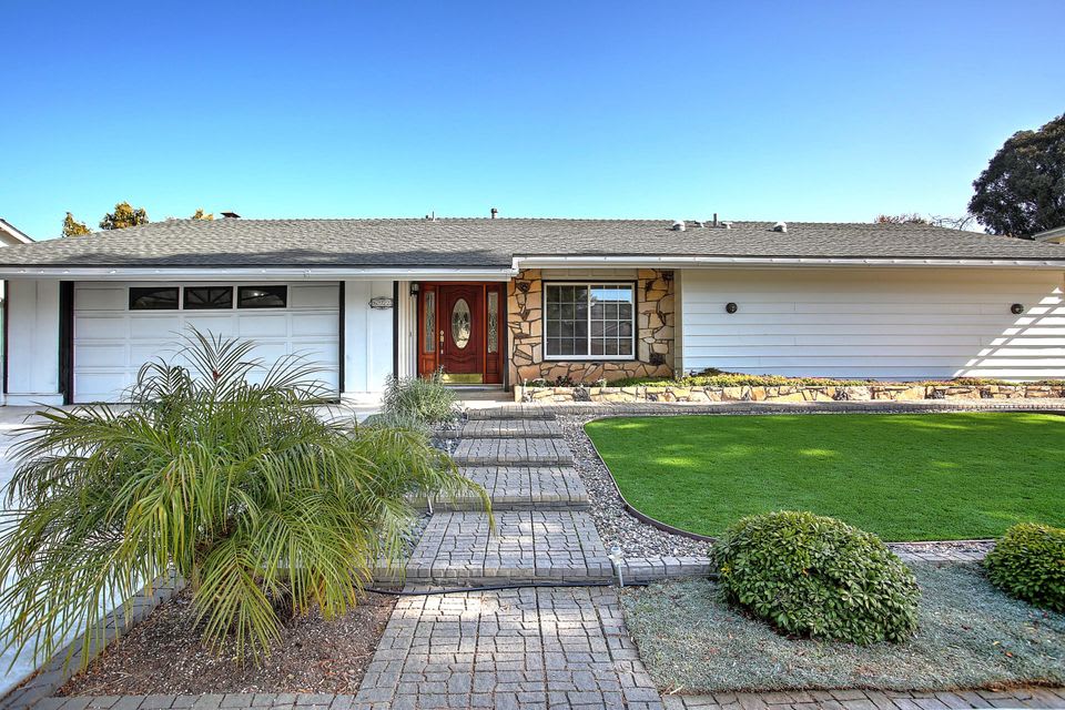 Sold! 672 Edgewood Drive inception-app-prod/ZDI2NmFkNGQtMzNiNi00NTM3LTk5NjAtM2E0OWM3MWVjYmU4/content/2021/04/672 Edgewood Front.jpg