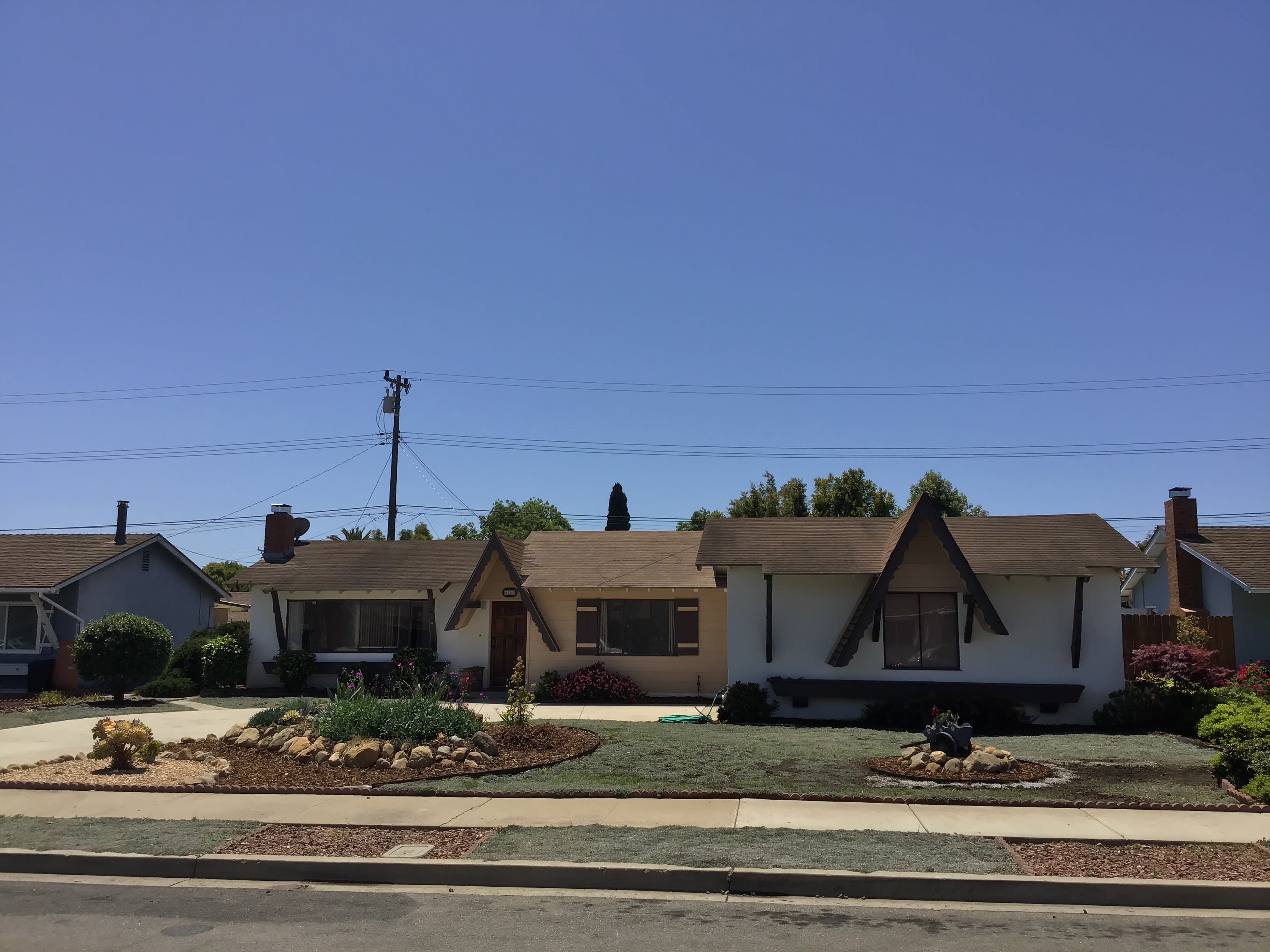 Leased! 6241 Momouth Ave inception-app-prod/ZDI2NmFkNGQtMzNiNi00NTM3LTk5NjAtM2E0OWM3MWVjYmU4/content/2021/05/Momouth Front 2.jpg