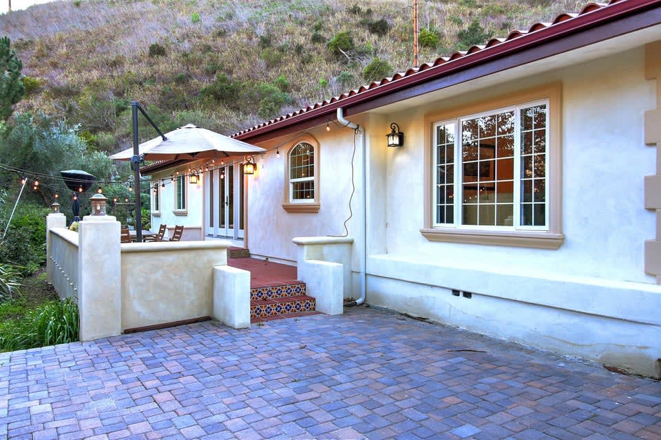 For Rent: 1569 Sycamore Canyon Rd inception-app-prod/ZDI2NmFkNGQtMzNiNi00NTM3LTk5NjAtM2E0OWM3MWVjYmU4/content/2025/10/c90026fc8253441f8554db3acbe124b240a74be3.jpg