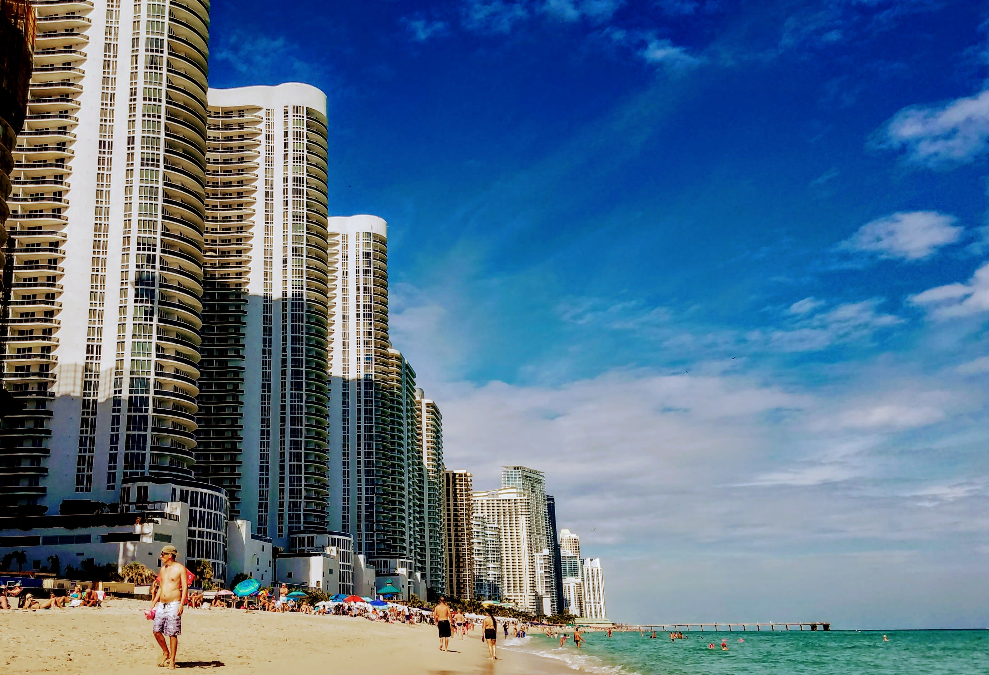 inception-app-prod/ZDI3ZDE3MjktNDM4Zi00YWViLTljMDMtNjlkYmUwZDRmZDE2/content/2018/01/Trump towerts from the beach-2.jpg