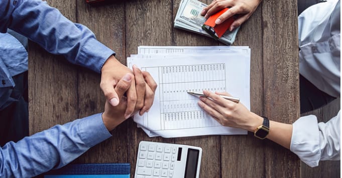 Real Estate Fees: Who Pays Them, the Buyer or the Seller? inception-app-prod/ZDNiZTY0MTQtMDlkOC00NWQ1LWI4Y2EtNmJjY2JmNTJlYTU4/content/2022/07/86503577674cf963ccbe896d89cc1d9bd480a660.png