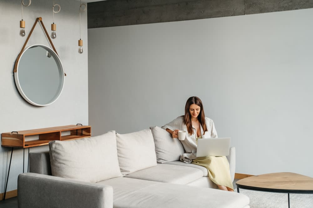 How Remote Work Is Shaping Real Estate Trends in the Midwest in 2025 inception-app-prod/ZDUxNWE2NGQtOTkwMC00N2NmLTg5NmUtNWFhZTIxZWZlNDJk/content/2025/01/70e04dc35e4c06b6e2cd1e421408fbed69284c9b.jpg