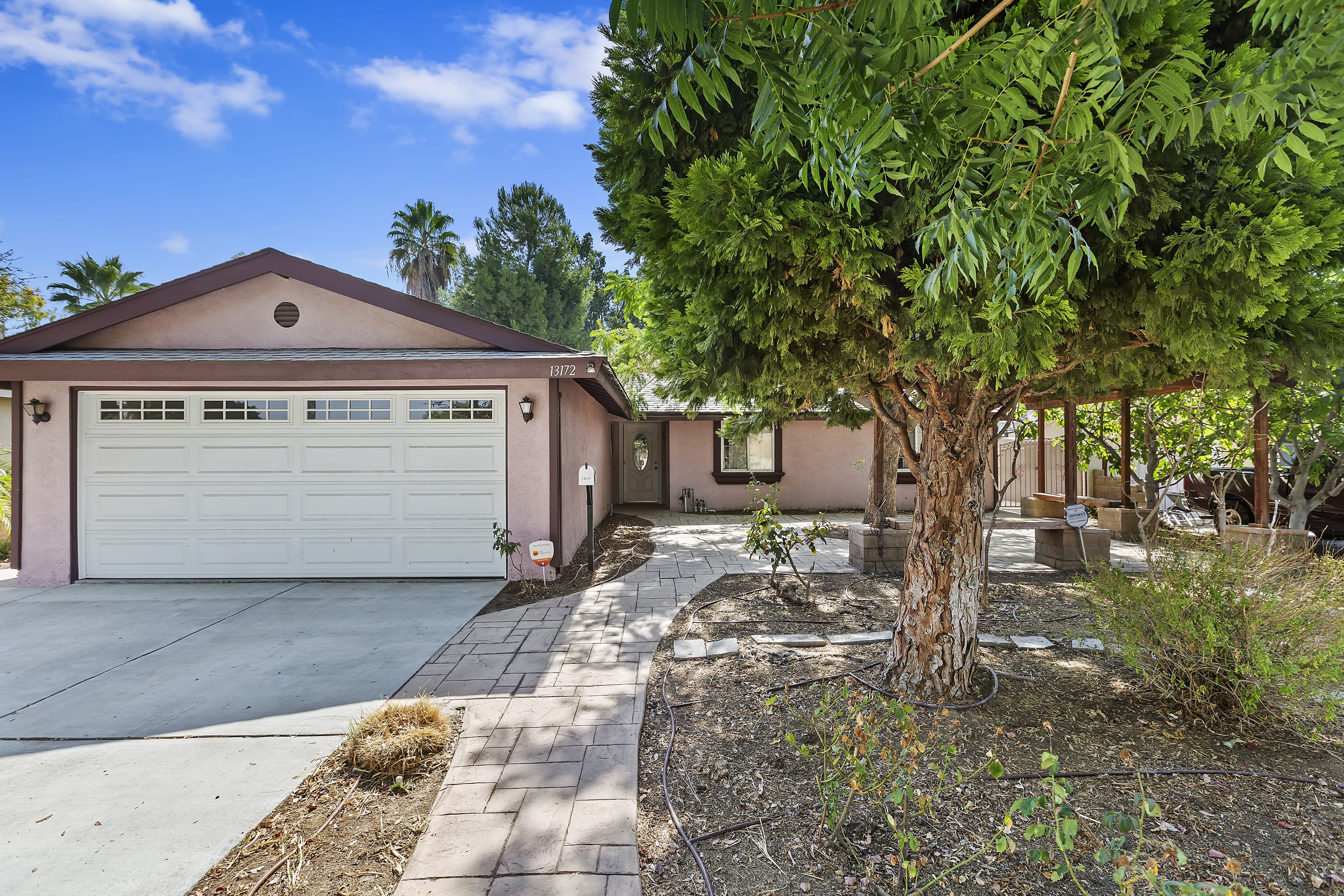 13172 Waverly Ave Corona, Ca. 92879 inception-app-prod/ZDlkMmIwM2ItNGVkMy00MzUzLTg0MzYtZmYxZWMxNWE5OTk3/content/2020/10/001front-of-home.jpg