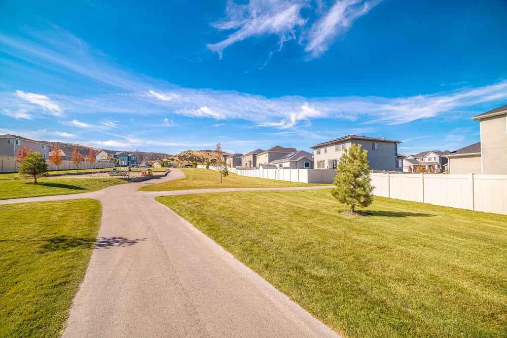 Understanding Property Easements in Southern States inception-app-prod/ZGJhOWM0YmQtNTgzMS00MTdkLTliNzYtMTNkN2ViNWVhMzVj/content/2024/11/731089811503cc107b1dd286dfd596d7b0d350f2.jpg