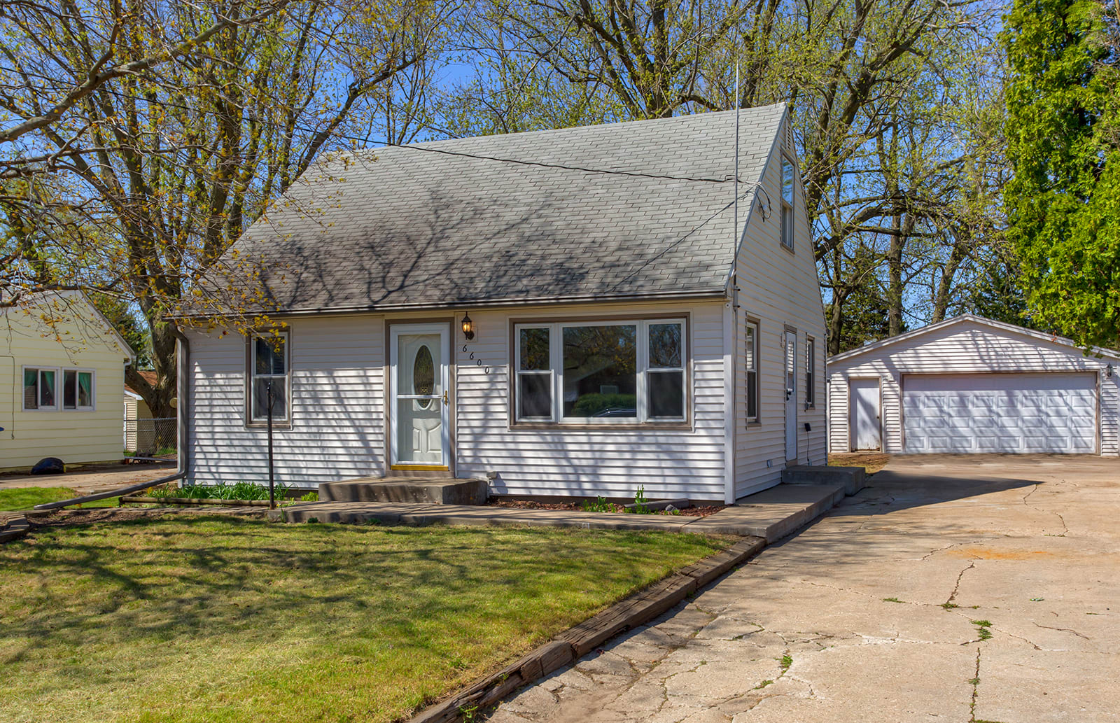 SOLD! Great One Story Home with Nice Outdoor Space! inception-app-prod/ZGM3MjVjZTgtM2M4OC00YzRiLWE2MTgtYTk0MDhmMTdjMzli/content/2021/04/6600SW15thSt-1.jpg