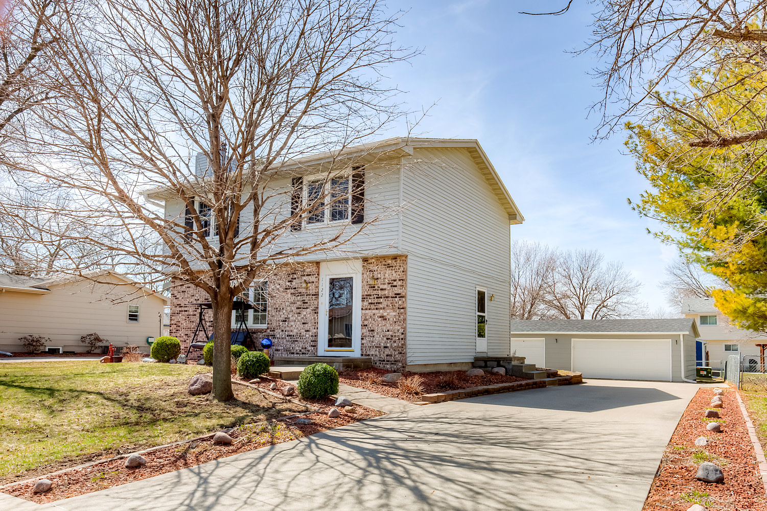 SOLD in Ankeny! Well-maintained Two Story with Large Three Car Garage! inception-app-prod/ZGM3MjVjZTgtM2M4OC00YzRiLWE2MTgtYTk0MDhmMTdjMzli/content/2022/04/63624141e58ba601b7a2bdb79cd13b83581ded39.jpg