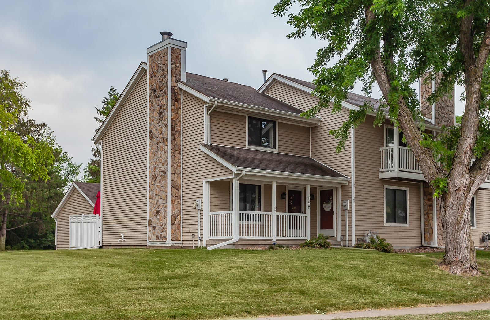 SOLD in West Des Moines! Tons of updates with this end unit, two story townhome with front porch and three levels of finished space! inception-app-prod/ZGM3MjVjZTgtM2M4OC00YzRiLWE2MTgtYTk0MDhmMTdjMzli/content/2023/06/05353371dcd9d5338c49cfe830ad50293576f66c.jpg
