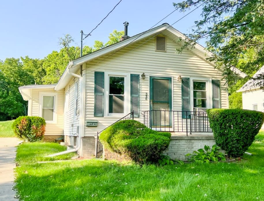 SOLD in Des Moines! Cute Two Bedroom Ranch with a Large Yard! inception-app-prod/ZGM3MjVjZTgtM2M4OC00YzRiLWE2MTgtYTk0MDhmMTdjMzli/content/2023/06/c89c7e5cec82a28da1acf1668e8ba9a242068217.jpg