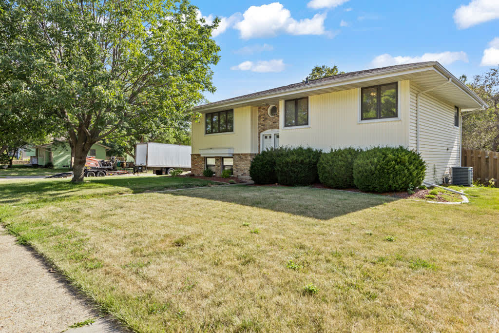 SOLD in Altoona! Well-kept Split Foyer Home on a Corner Lot! Featuring 4 Bedrooms and 2 Baths! Under $250k! inception-app-prod/ZGM3MjVjZTgtM2M4OC00YzRiLWE2MTgtYTk0MDhmMTdjMzli/content/2023/07/f518b6b9c95c13006d86f1e4af7a28dcc46115b9.jpg