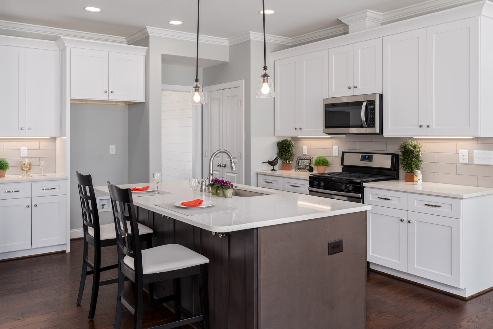 Old Moore's Mill inception-app-prod/ZGU4NzRiMTUtMTFjOC00MjBjLTg4ZDEtNjllMTllZTZmZmE2/content/2019/05/7306 Lambert Lake Kitchen 2 %282%29.jpg