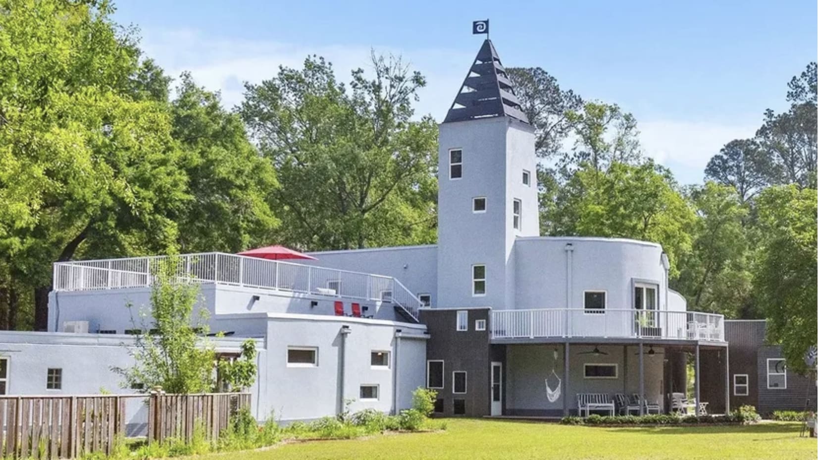 Want to Buy a Castle? inception-app-prod/ZGY0YTljNjYtYjY4NC00ODdiLThhM2MtYTMyNDM0NWVjMWVj/content/2024/10/57c86310e6af2ac03edf088629f168bc107deefe.png