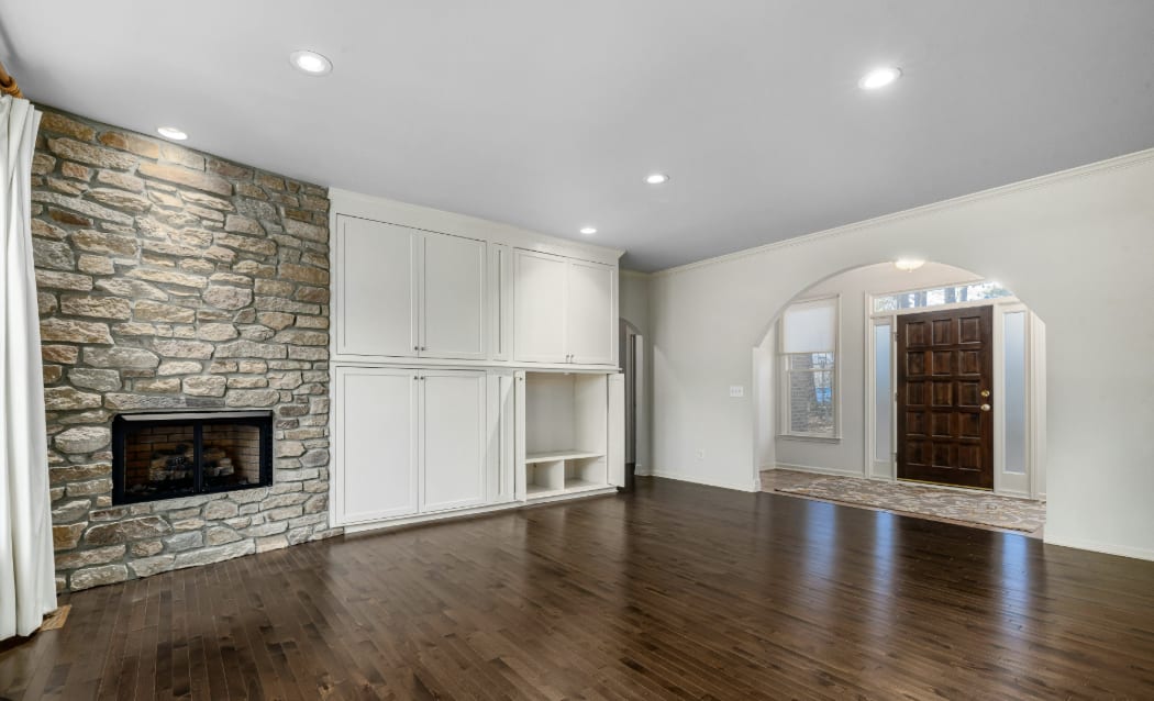 Should You Stage A Vacant Home? inception-app-prod/ZGY0YTljNjYtYjY4NC00ODdiLThhM2MtYTMyNDM0NWVjMWVj/content/2025/11/7554c73f6f9ea186c28c5597cec1995ac5830ccf.png