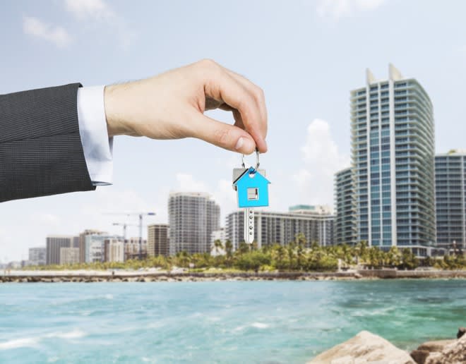 New Down Payment Option Could Boost Homeownership inception-app-prod/ZTBmODhmM2QtOTIwNy00NzcwLWFmYzMtNjM2ZjA0MmMzYjg1/content/2016/12/Holding Blue Key Miami City Scape.jpg