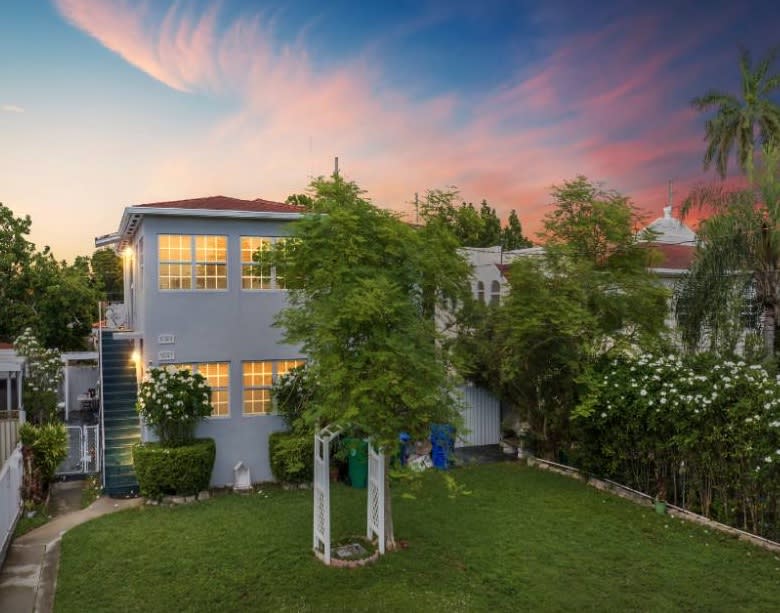 Duplex For Sale: 3081 SW 16 TER, Miami, FL 33145 inception-app-prod/ZTBmODhmM2QtOTIwNy00NzcwLWFmYzMtNjM2ZjA0MmMzYjg1/content/2023/06/c39cc8449a712428bebeb72f54a591ec16f05409.jpeg