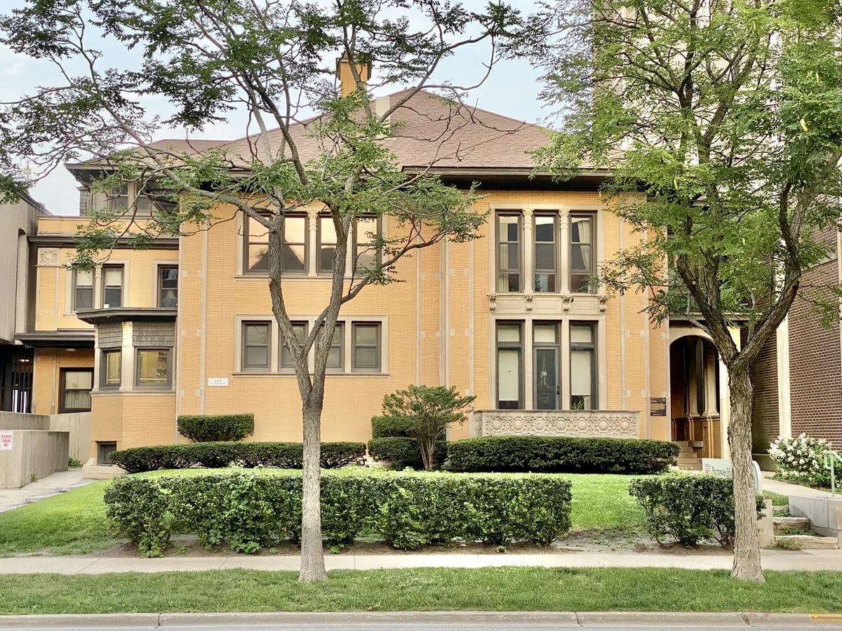 1916 Prairie-style Schmidt Mansion in buff brick with wide eaves on Sheridan Road in Edgewater, Chicago