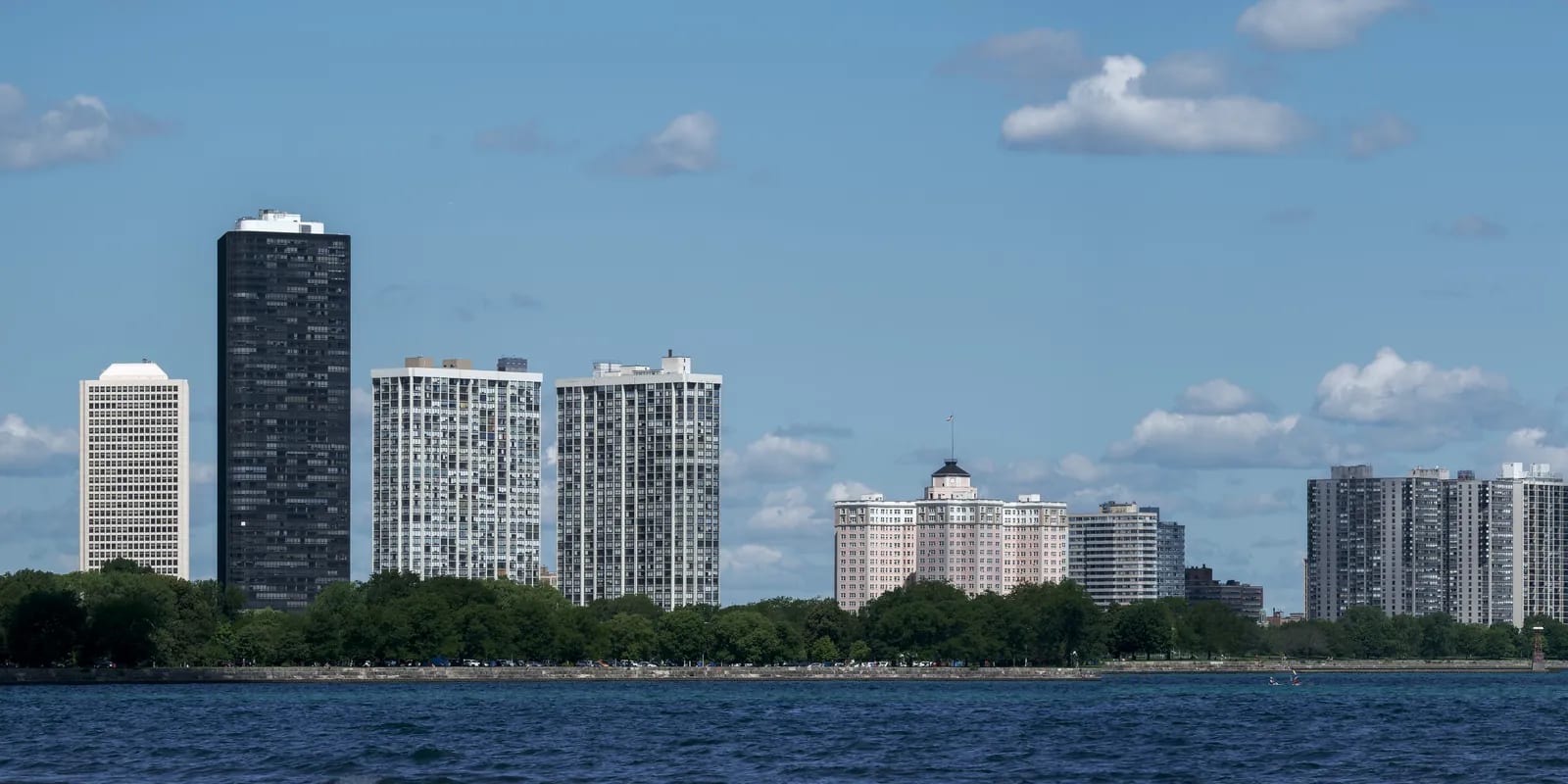Edgewater vs. Andersonville: Which North Side Neighborhood Fits Your Next Move? inception-app-prod/ZTE0ZDg1NDItM2E3Zi00NTMwLTllYTgtYmM0YzAzMWZkNDFj/content/2026/10/62de91368bcadeba184aafbaac519b60ead6ab46.webp