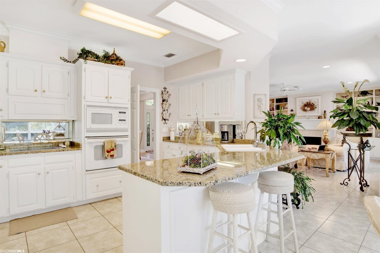 COOKING IN STYLE: 10 Properties With Stunning Kitchens! inception-app-prod/ZTE2Yjk4NmUtNWVmMi00MmIxLTllNjQtMjhlYmM1NjY5NjRl/content/2023/10/4404e537eb357a41971126faff0d4bba7b5ced39.jpg