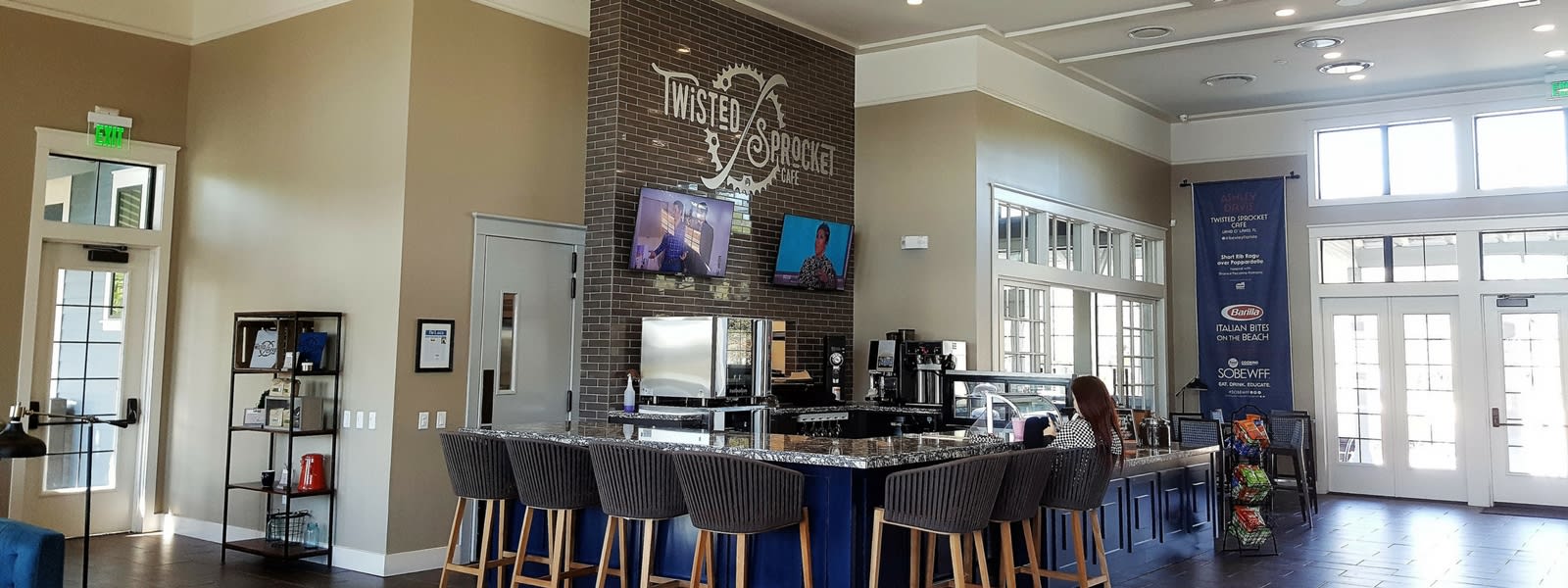 inception-app-prod/ZTM3NzMxYzAtYjU2ZC00NDU5LTgyMTMtZmRiYzVmMDg3MGE3/content/2018/01/Bexley Clubhouse Inside.jpg