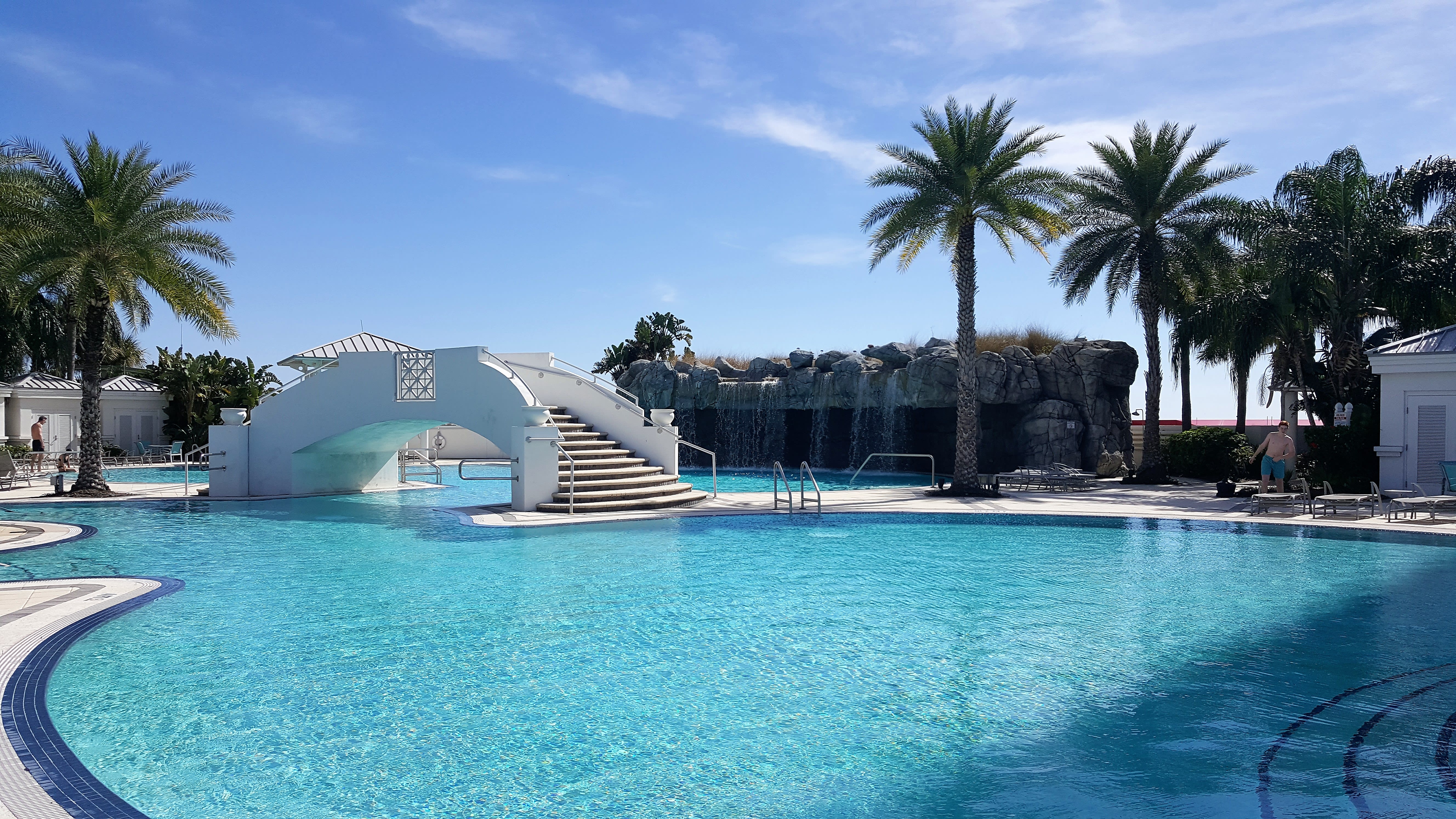 inception-app-prod/ZTM3NzMxYzAtYjU2ZC00NDU5LTgyMTMtZmRiYzVmMDg3MGE3/content/2019/03/Towers Channelside pool 1-2.jpg