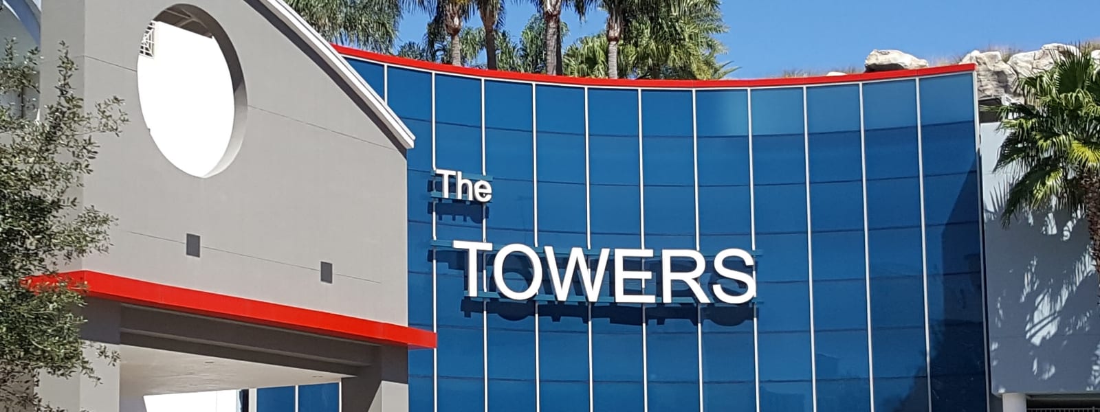 inception-app-prod/ZTM3NzMxYzAtYjU2ZC00NDU5LTgyMTMtZmRiYzVmMDg3MGE3/content/2019/03/Towers at Channelside Sign Wide 1.jpg