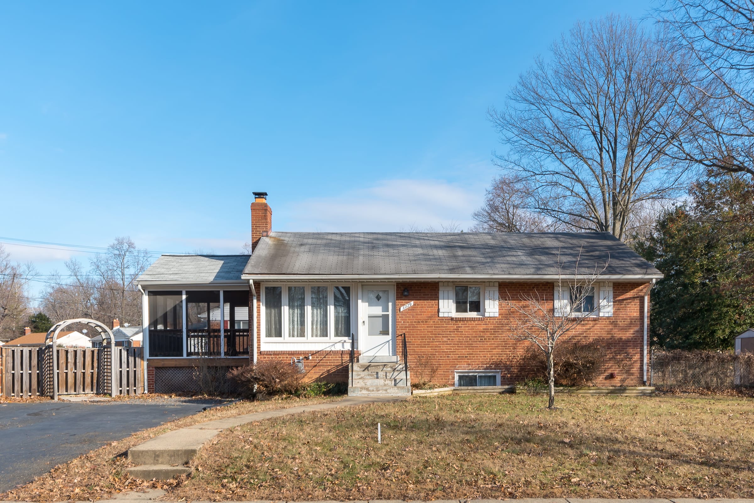 inception-app-prod/ZTQzYjVkMTktMTg3Yy00YmVlLWE3NjgtN2ExNzI2Yjc1Njcw/content/2018/09/3229 Holly Hill Dr-102-3.jpg