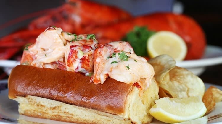 inception-app-prod/ZTVjMTBhZjMtMDA5NC00YjFmLWFmNGEtMjJiZGQ0NTYwODVl/content/2017/05/lobsterroll.jpg