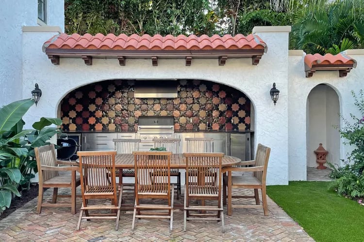 15 Covered Outdoor Kitchen Ideas for Every Season and Style inception-app-prod/ZTgwNGY3YTItMDU2NS00YzlkLThlOGEtZjcxNTI5YTkzODFj/content/2025/04/0c8331f15ac3ef6fdb7f3d14fa8993442b60700f.webp