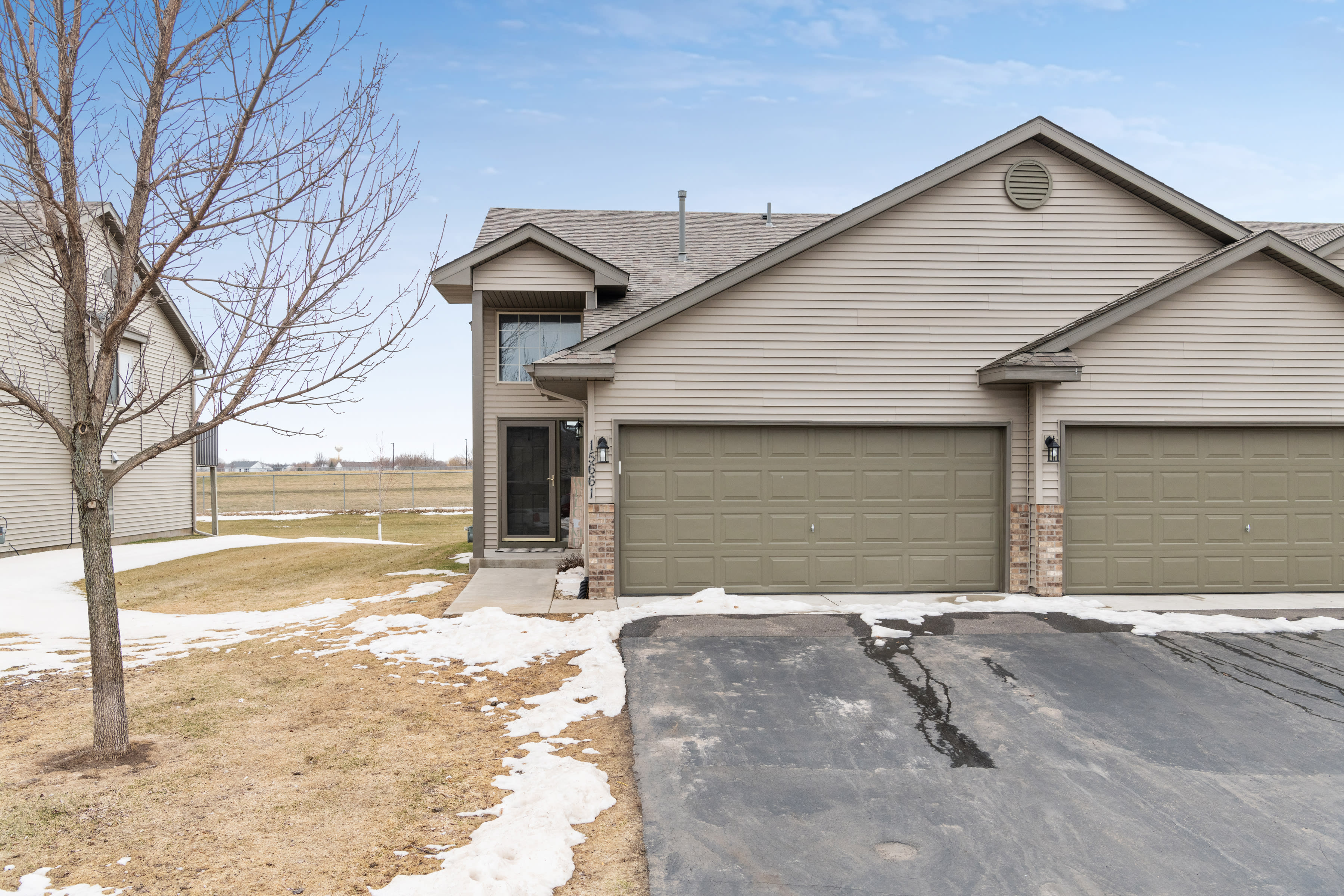 HOT NEW LISTING IN OTSEGO UNDER 200K!! inception-app-prod/ZTk5YTA3ODItNmY2OS00NGZiLTg0MjEtMDc2Y2M3NjU5ODM3/content/2019/04/photo-001.jpg