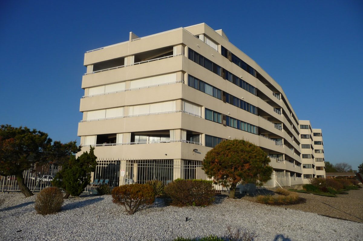 inception-app-prod/ZWIzYTg0YjctYzY5ZC00YzBjLWI1ODAtODc5OTk4YTRjMWM0/content/2019/07/Ocean Plaza Condominium.jpg