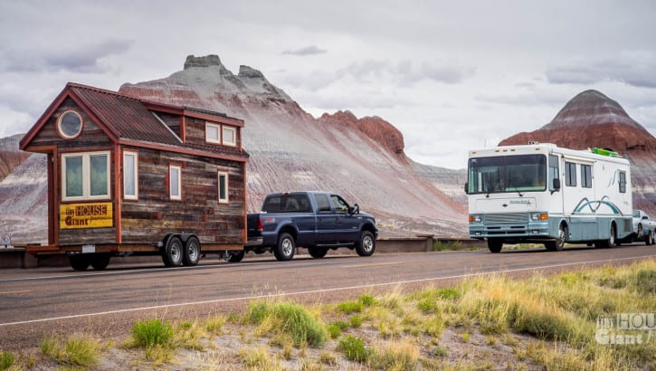 inception-app-prod/ZjIzYTAyYzYtZGIxYy00OTQzLTlhMTYtNzMyODAxMDg4YTkw/content/2017/01/Tiny_House_Giant_Journey_in_the_Petrified_Forest_and_an_RV-725x410.jpg