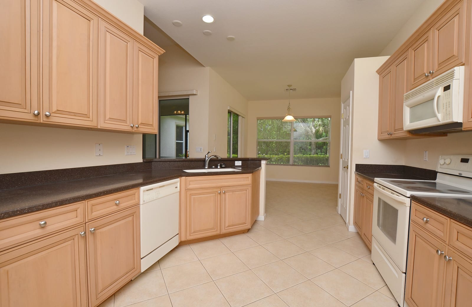 inception-app-prod/ZjJjMDliZDQtYzk2Yi00ZDY1LWIwZmItOWE2Nzc3NDhjMGYz/content/2016/10/Madison Park Naples Florida Brown Kitchen 3-2.jpg