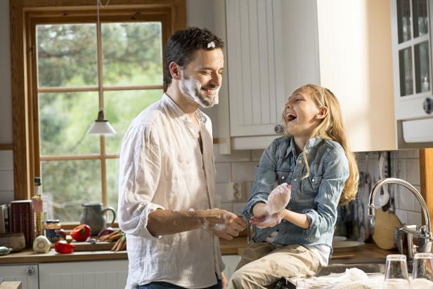 inception-app-prod/ZjMxNjk0ZDktNGQyMy00M2VkLTg2NGQtNWZiYmNmN2E0MWQx/content/2018/04/Getty-Images_dad-daughter-cleaning.jpg.rend_.hgtvcom.616.411-190729.jpeg