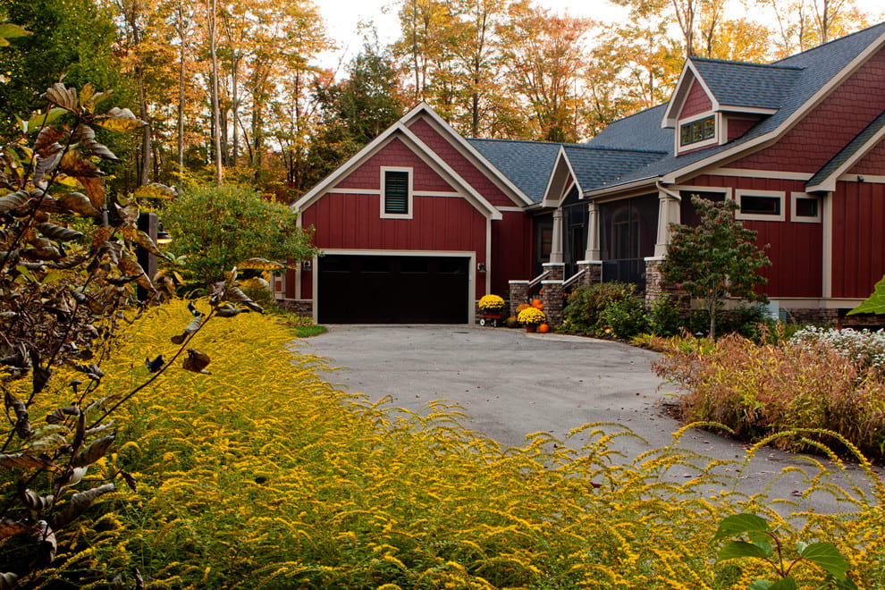 inception-app-prod/ZjMxNjk0ZDktNGQyMy00M2VkLTg2NGQtNWZiYmNmN2E0MWQx/content/2018/04/fall-driveway-country-home-decor-how-to-easy-budget-halloween-better-decorating-bible-blog-craftsman-landscape-282330.jpg