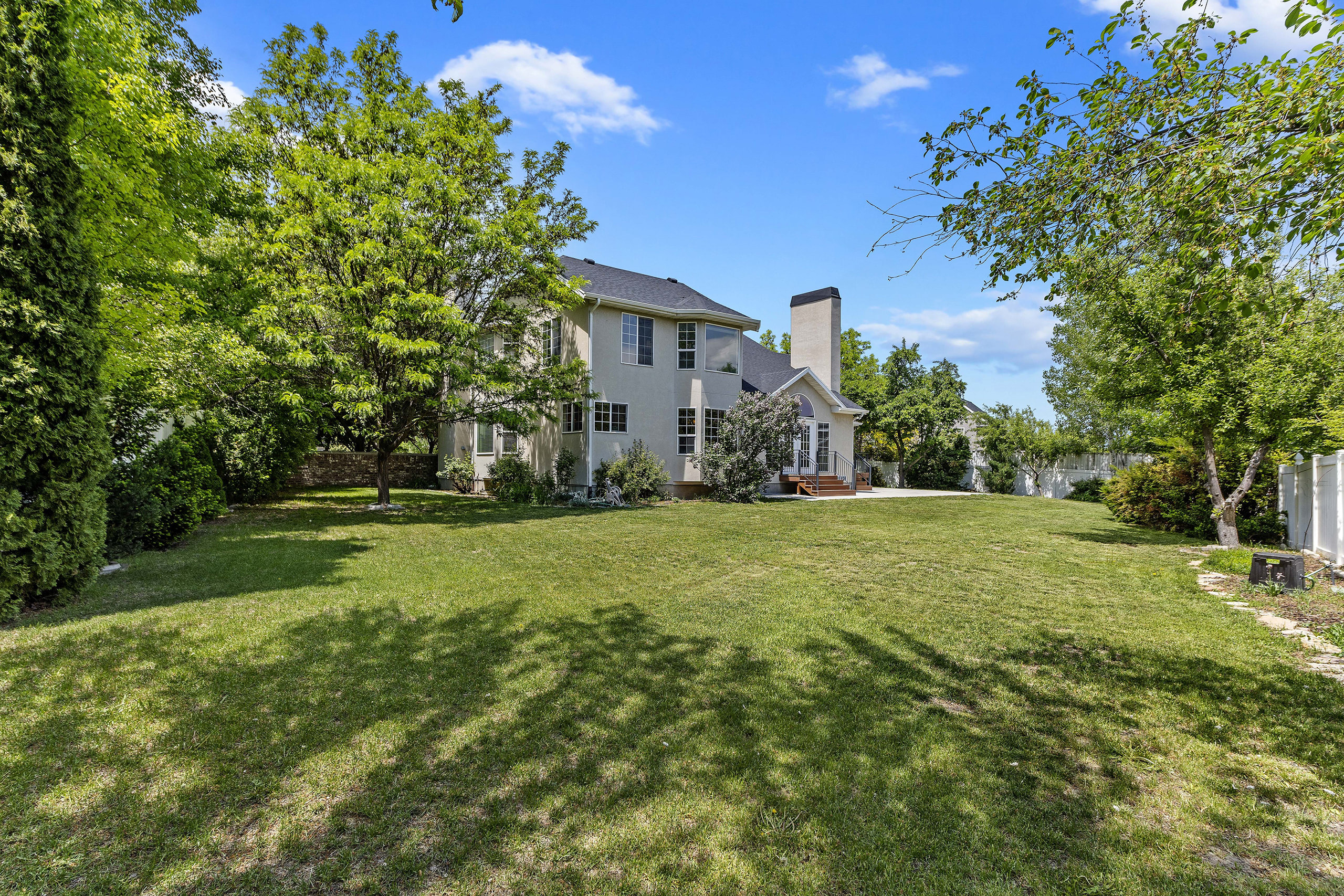 A Spacious Retreat with Mountain Views | $769,000 inception-app-prod/ZjZiZmM3MTAtMGIxOS00NGY2LWJhOGYtOWM4NWZiNDRhOTcy/content/2023/05/cbf45cab09da936017b2216224df62602c69458a.jpg