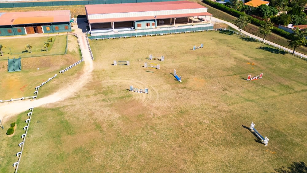 Equestrian Estates: High-End Properties for Horse Lovers inception-app-prod/ZjdlYWIxYjItZDQyNi00MjY5LThlZmUtMjAzNzQyMjUzOTM0/content/2024/11/4b64fe20fa258a1f6691f219a635cf27580f27fd.jpg