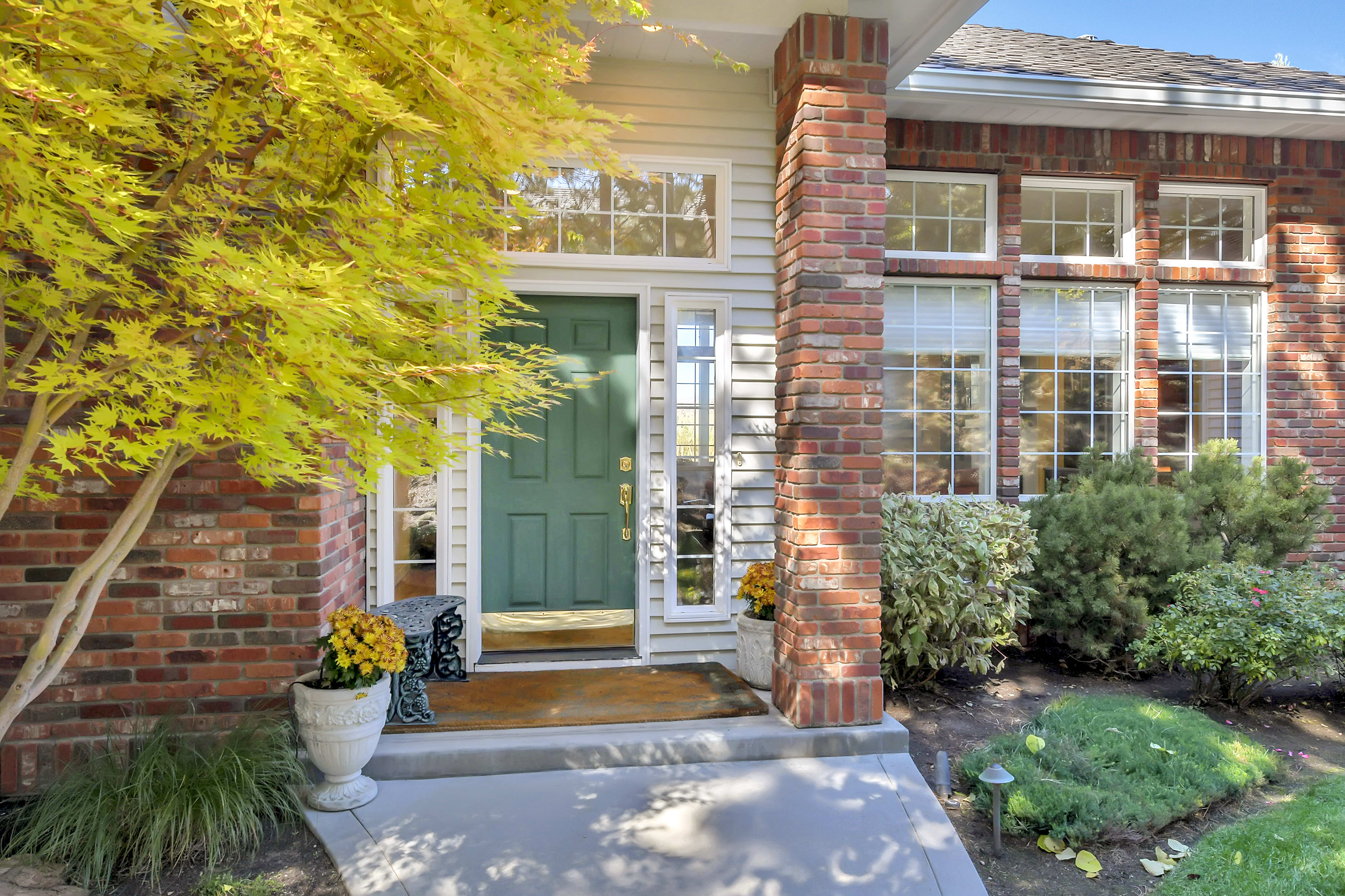 SOLD - 1306 E Braemere Rd, Boise, ID 83702 inception-app-prod/ZmVlNWNkNDctNjgzYi00MDQwLTk0MGUtMDQ5NDUxYzBkODJi/content/2019/10/1-front-door.jpg