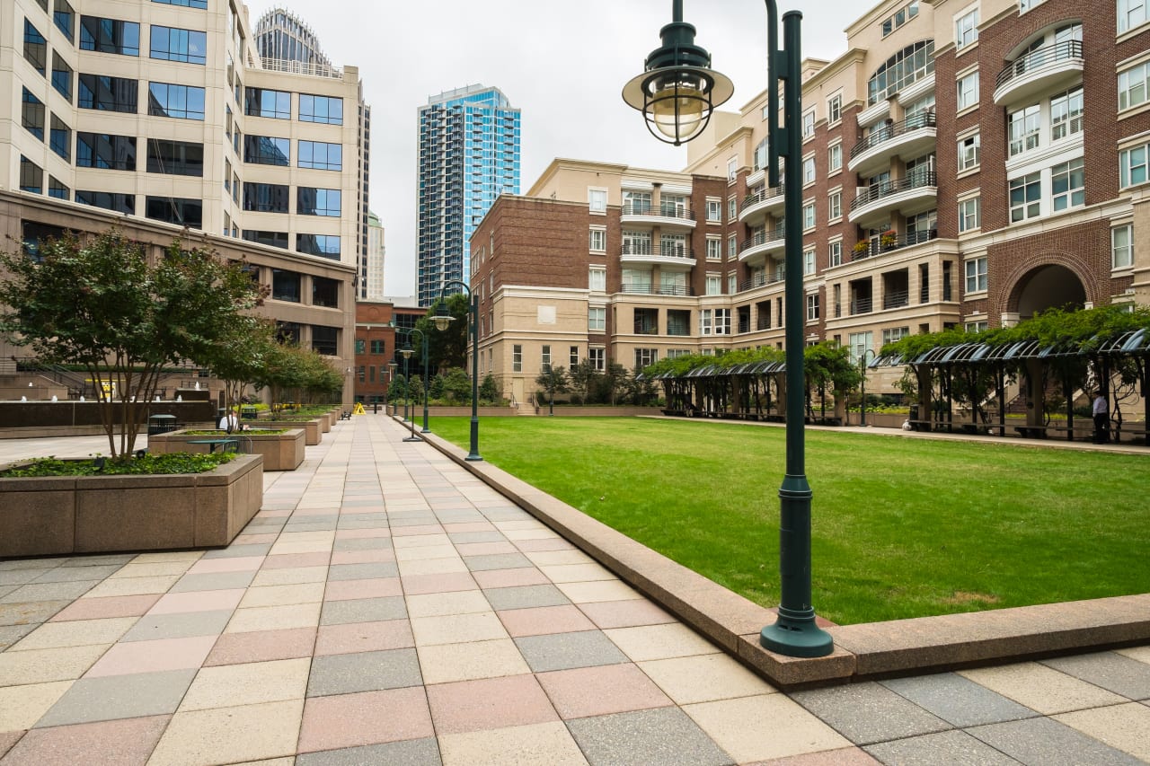 Uptown Charlotte inception-app-prod/NDQ1MGZhMTAtNjc5OC00ODNjLThlZjctMTA5ZTU3YmVjNTY1/content/2022/08/9f9dd8d136f0447ebe5f26b6d54e62ac4417e23e.jpg