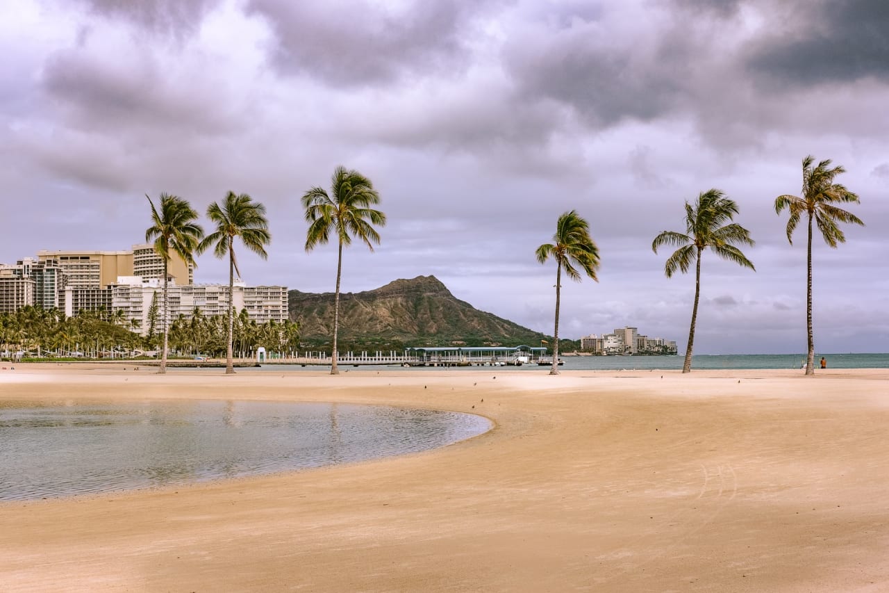 Waialae - Luxury homes inception-app-prod/NTM1NjJhNmYtNjQ5Yy00ZGEzLWE4MWItZTIzOTAyZmZmMDU5/content/2021/09/amanda-phung-gRDjS0Ay7ss-unsplash.jpg