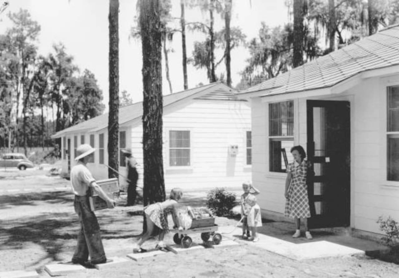Paxon / Trout River / Brentwood / Downtown (Eastside) inception-app-prod/NjQzZWI1MGYtMjg5My00ZDRjLTkzODQtMWI2ZTc2ZjgyNDAz/content/2021/06/family-moving-in-brentwoodpark-jacksonville-1941%281%29.jpg