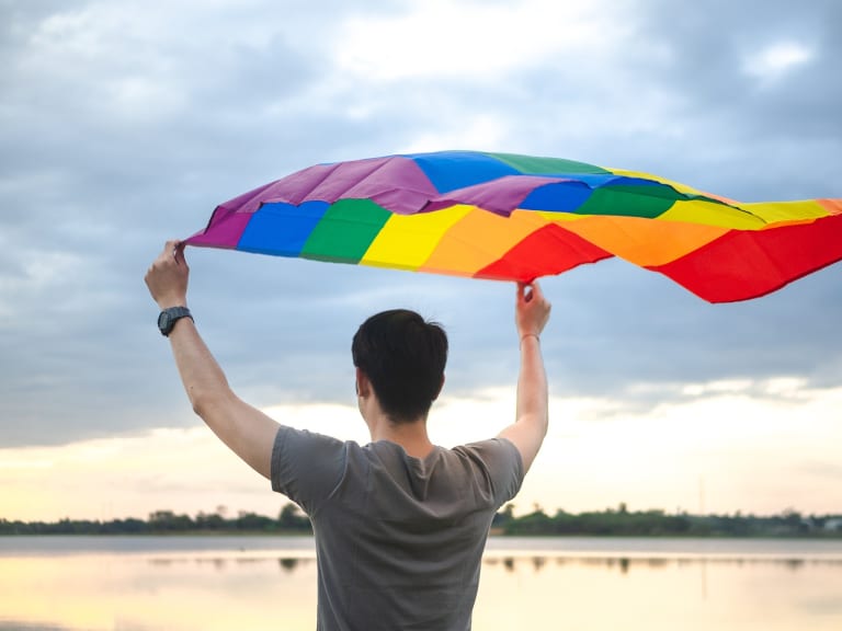 Gay Fort Lauderdale Realtors inception-app-prod/YTcxNjE4MDYtOGU5Yi00ZmZiLTgxNWQtYzIyYTQ0ZjkwNGZh/content/2021/02/Ymlnc3RvY2steW91bmctbWFuLWhvbGRpbmctYS1yYWluYm93.jpg