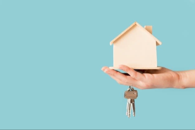 Buying a Home inception-app-prod/YmMyZjRlNDctZjAxNi00YTdiLWIyMDMtM2M1NzU2M2I0NGFh/content/2020/11/Y2xvc2UtdXAtaGFuZC1ob2xkaW5nLWtleXMtd29vZGVuLWhv.jpg
