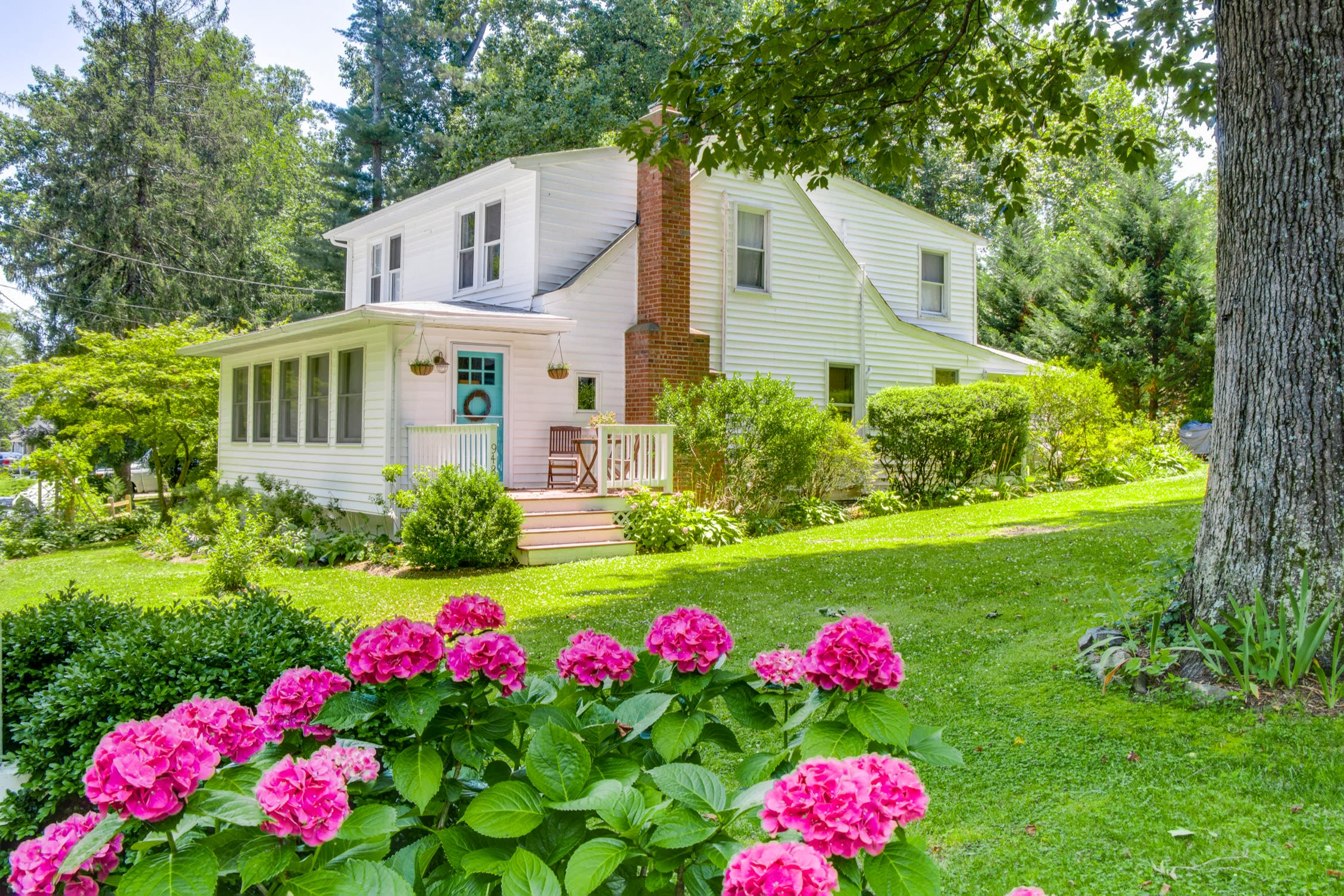 Under Contract with Multiple Offers in Just 3 Days! inception-app-prod/NmU2MTNiNDEtYmRhNS00ZTNiLWJiYTctOWMwM2JkODE4NjBj/content/2020/09/1-2.jpg