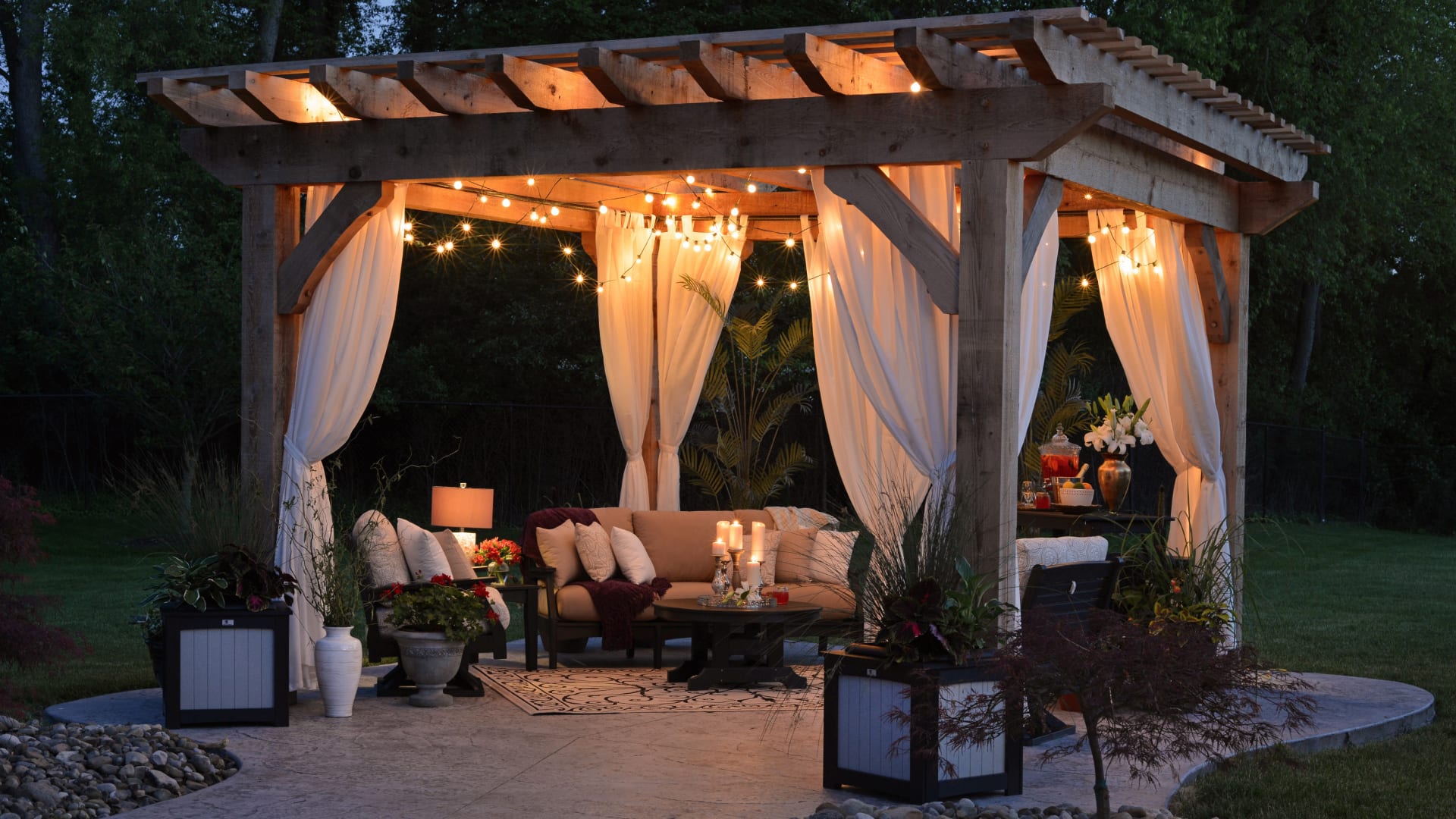 Covered patio inception-app-prod/ODEyNGZlMDMtNWI2YS00NDIzLTg3YWUtZWQxMDZjZmQ3OWUx/content/2019/12/randy-fath-csk5xpo87li-unsplash1.jpg