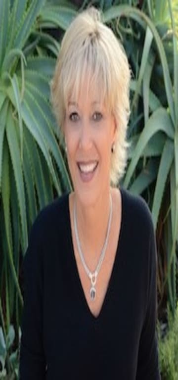 inception-app-prod/NTA3MzJhYTItNjRlZS00MGVkLTkyNTMtN2MxOGFjMGFhODk1/content/2019/05/Debbie%27s newest headshot.jpg