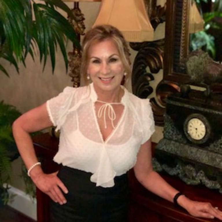 inception-app-prod/MTJlYjI4OTAtZTViOS00OGU5LWFkMTktNmM1NjZkNzU1NDc5/content/2018/07/Rosann profile pic.jpg