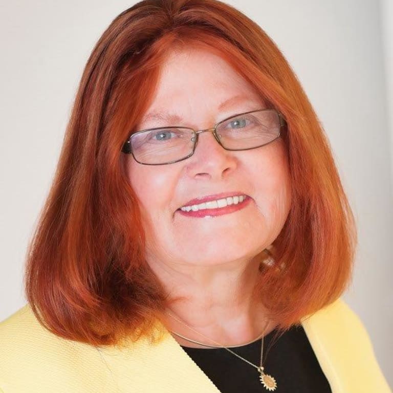 inception-app-prod/MzllM2RkMjctNzFkMy00N2E1LWI5MjctMDE5YjllNDlhMjkx/content/2019/06/Eileen Preffered Pic-2.jpeg