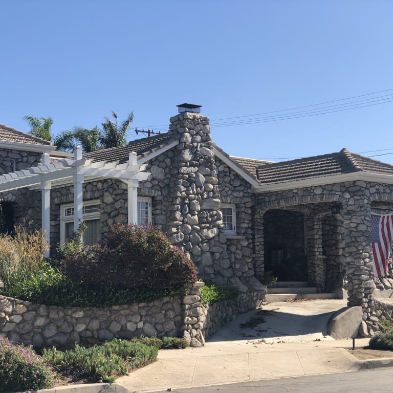 inception-app-prod/NDViOTJmZmMtNzhjYy00MTcxLTg1NmItNjY1YzhhZWEzYjAx/content/2018/11/Rock house.jpg