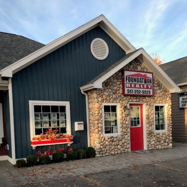 inception-app-prod/OGJmZDUzNzQtMTViYi00NmY4LThkY2ItM2EwOWRkNzUyNTk0/content/2018/11/Manitou Beach Office.jpg